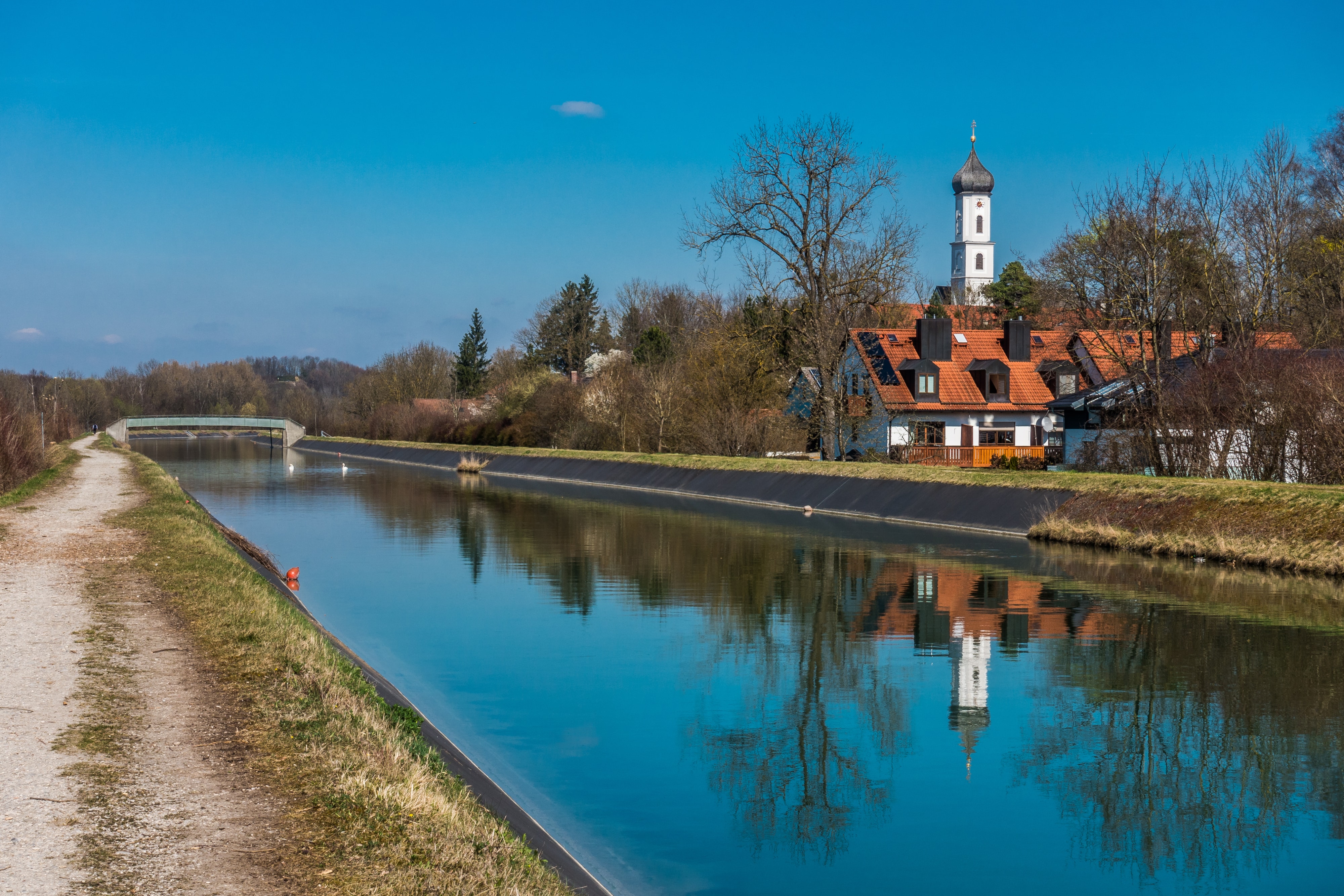 Unterföhring im Norden von München am Isarkanal mit der Kirche St. Valentin