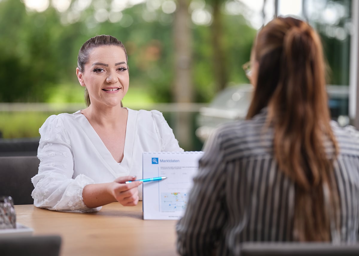 Xenia Kim-Schuchart bei einer Immobilien-Marktwertanalyse in Apensen