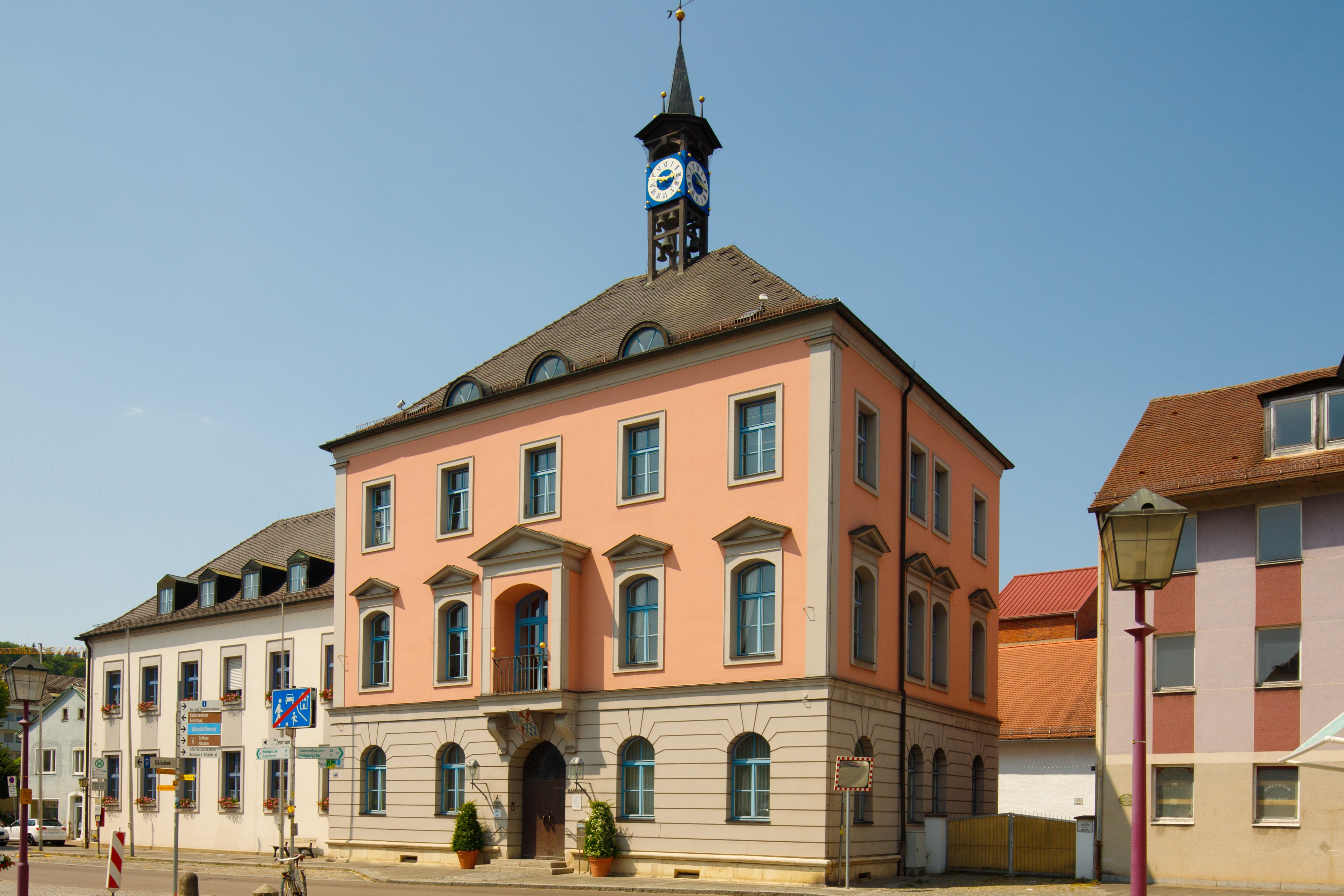 Stadthalle mit Uhrenturm in Treuchtlingen