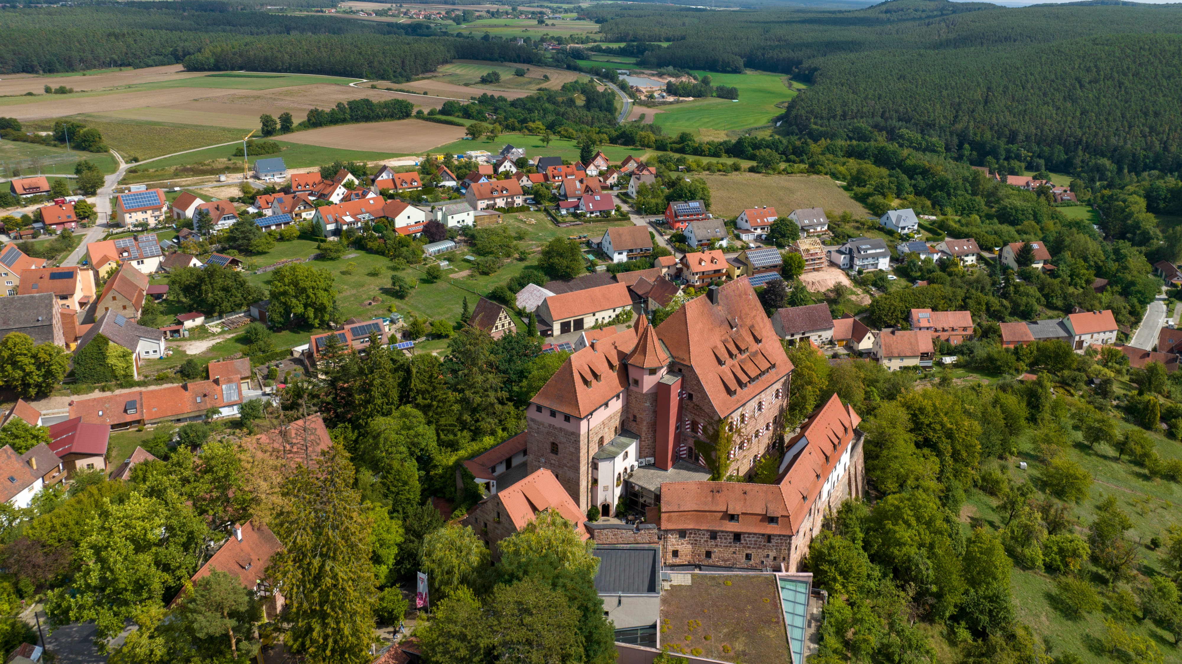 Burg Wernfels, heute Jugendherberge und die Stadt Spalt