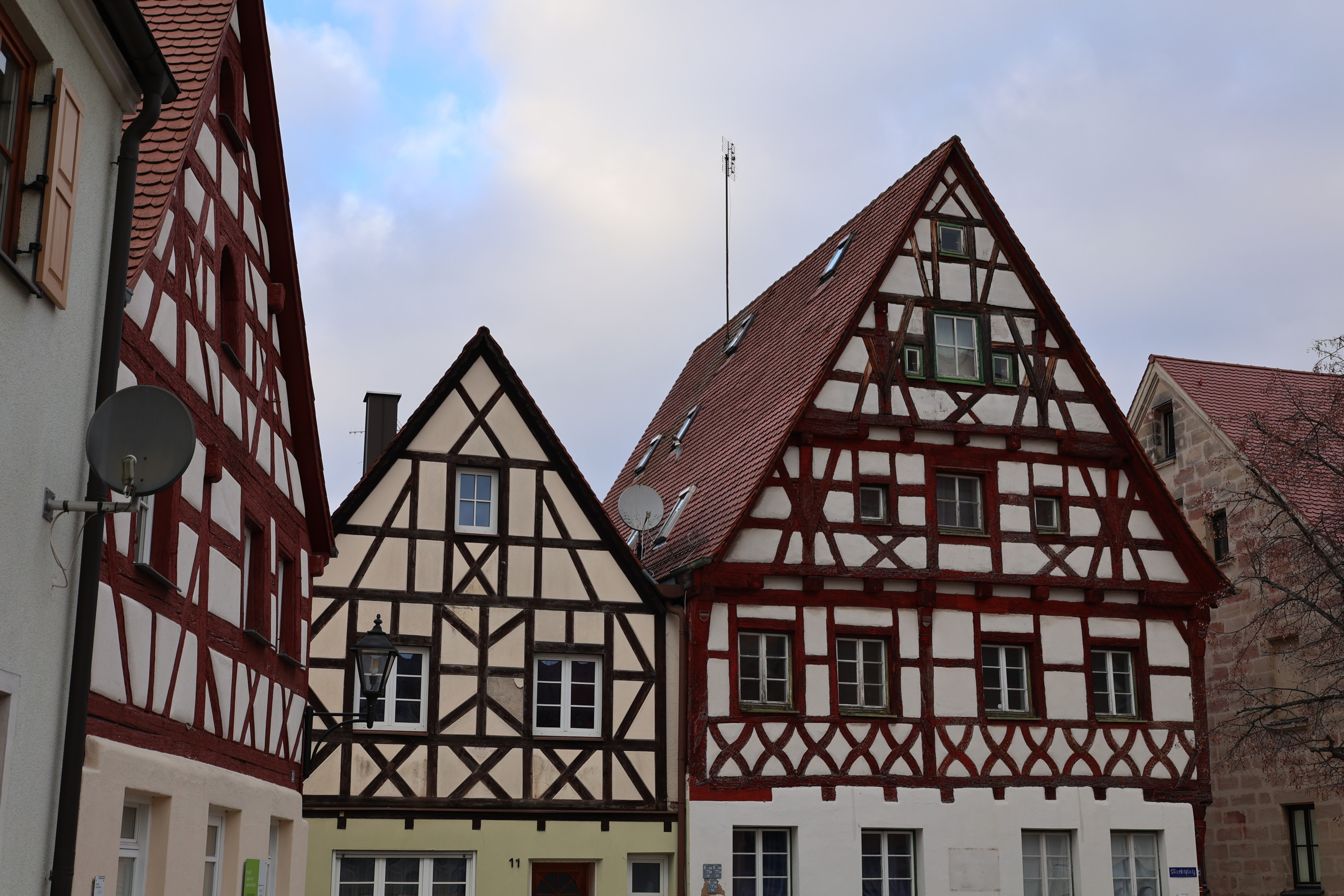 Historische Fachwerkhäuser in der Altstadt von Heideck in Bayern