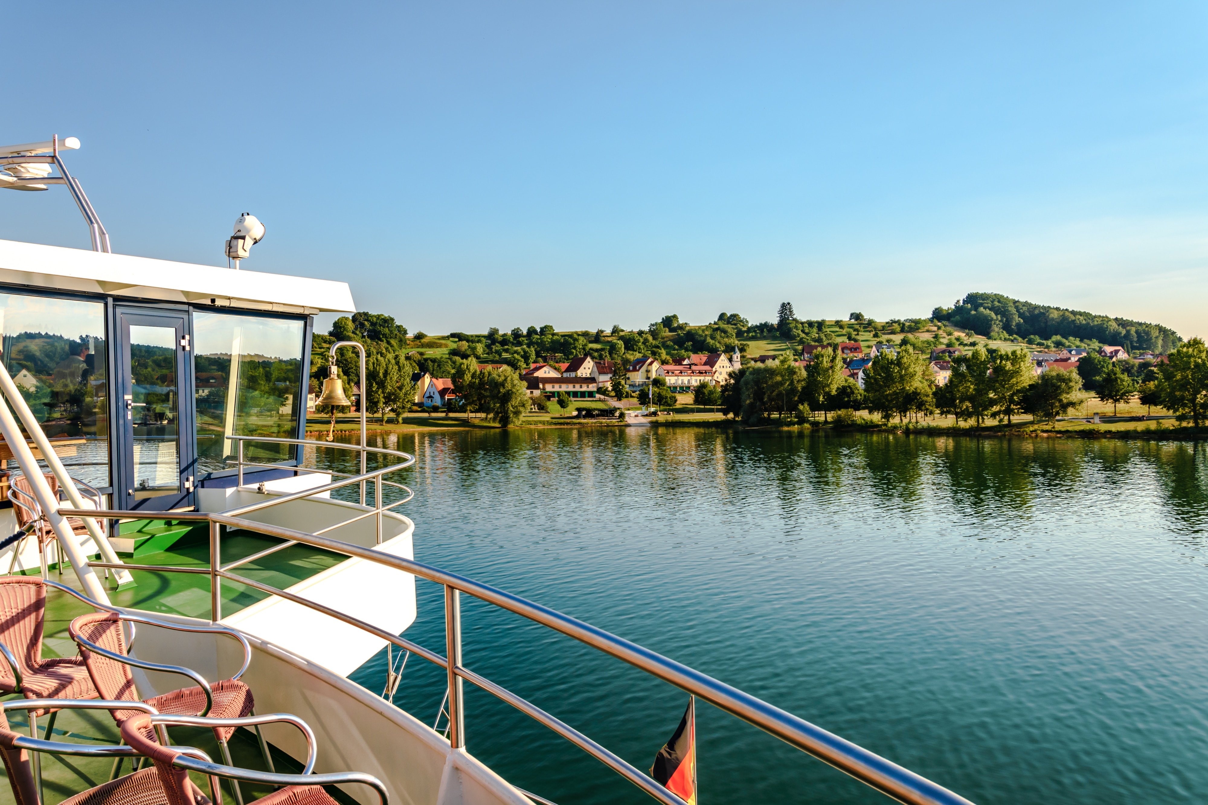 Blick vom Deck des Schiffs auf Ramsberg am Brombachsee