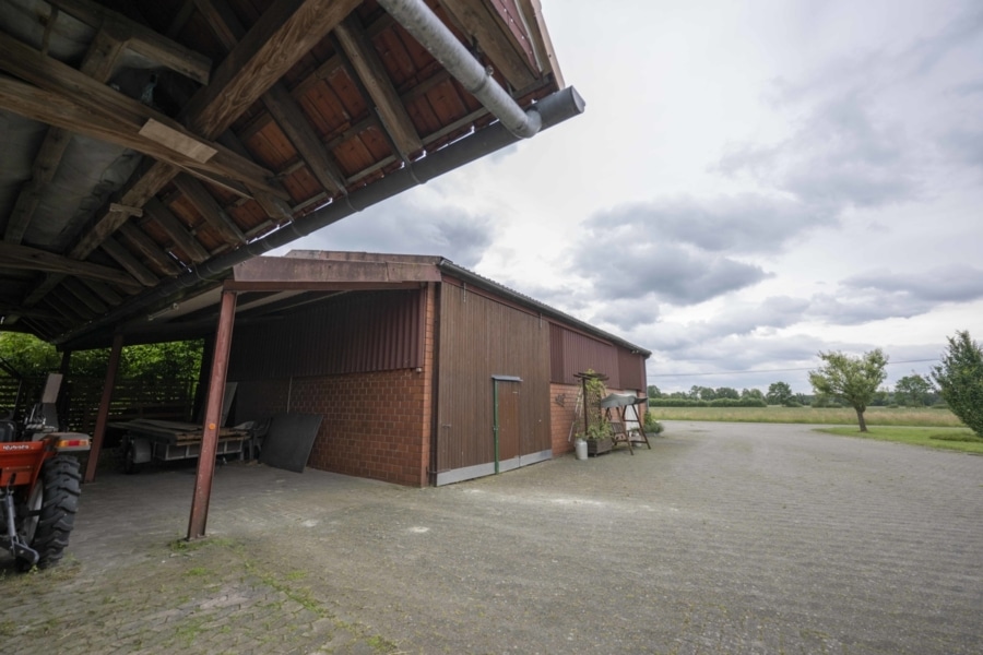 Blick zur Halle - Charmanter Resthof: Großzügiges Anwesen mit vielfältigen Nutzungsmöglichkeiten und modernem Komfort