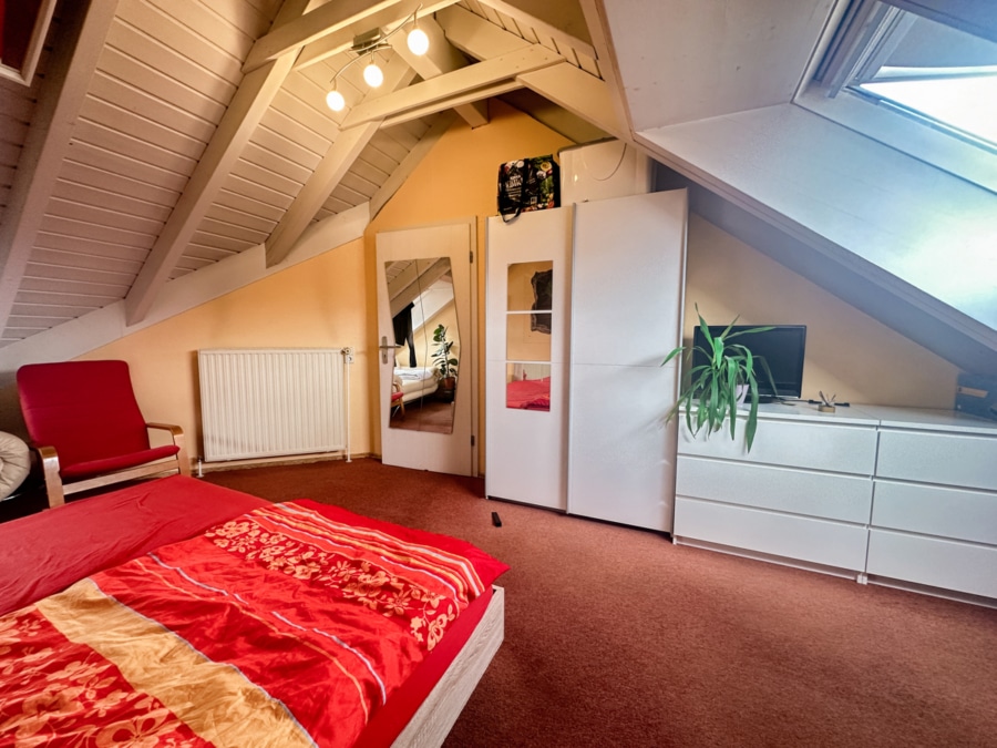 Schlafzimmer (DG) - Mehrfamilienhaus mit Potenzial: 233 m² Wohnfläche in Staffort