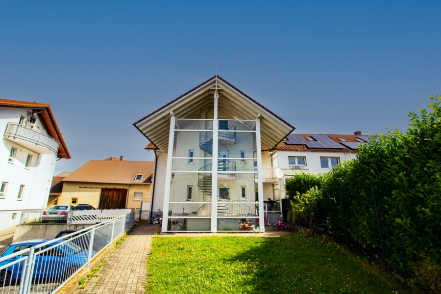 Hausansicht - Mehrfamilienhaus mit Potenzial: 233 m² Wohnfläche in Staffort