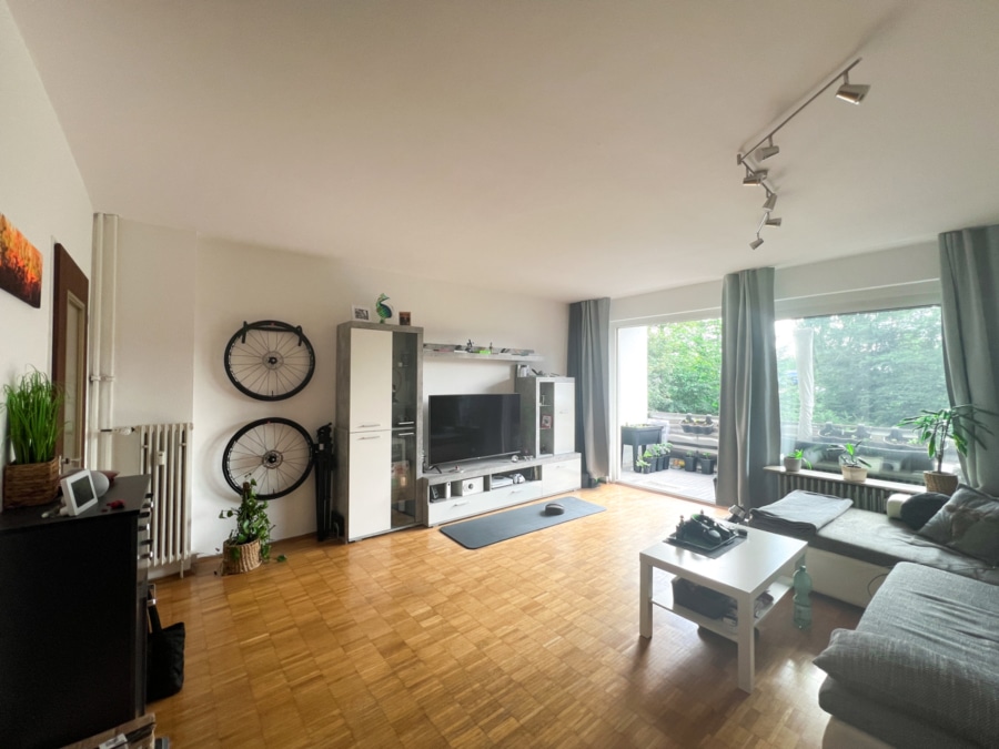 WOHNUNG 1: Wohnzimmer und Balkon - TOP ANGEBOT! Zwei Wohnungen und Garage zum Kauf