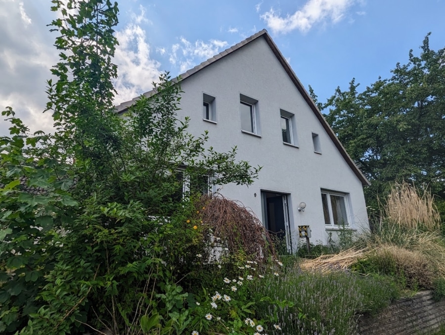 Blick zum Eingang - Verwirklichen Sie Ihr Wohnprojekt: Renovierungsbedürftiges Einfamilienhaus in Barsinghausen!