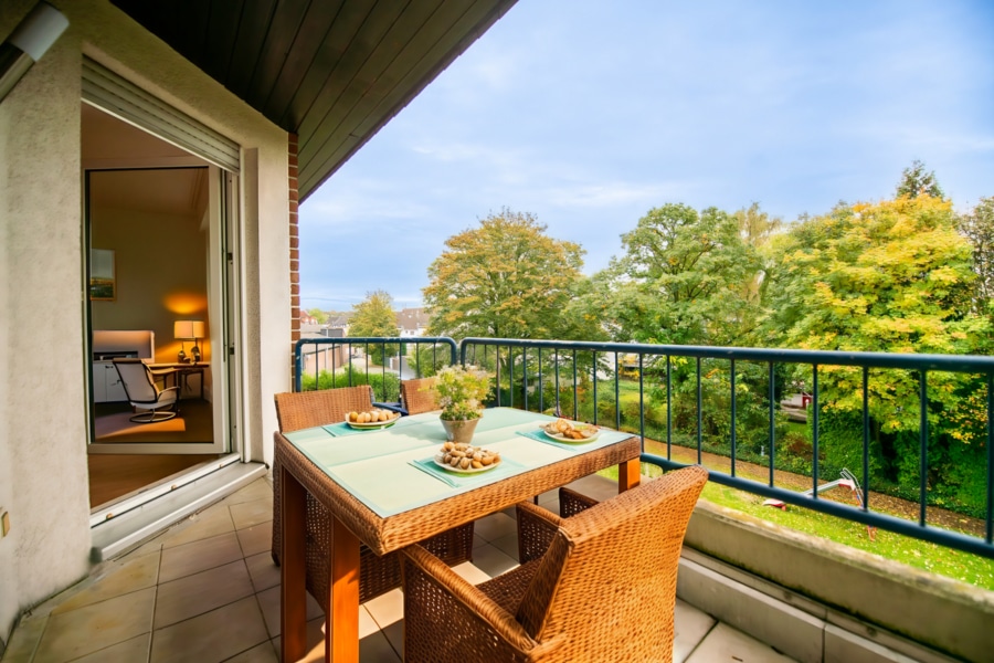 Einrichtungsbeispiel Balkon - Komfortabel und gemütlich: 3-Zimmer-Wohnung mit Loggia