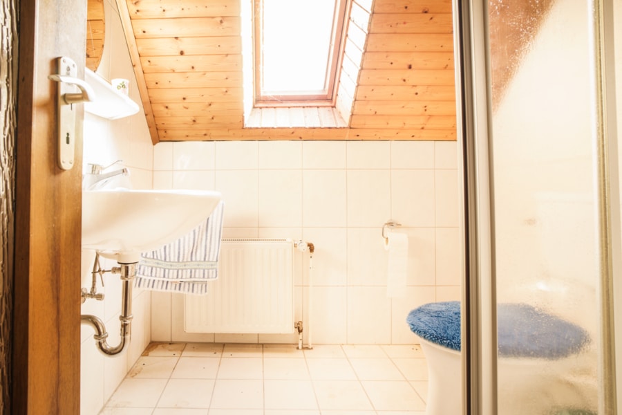 Badezimmer OG - Zeitreise mit Stil: Ihr Traumhaus aus den Siebzigern in Ledde's idyllischer Ruhe!