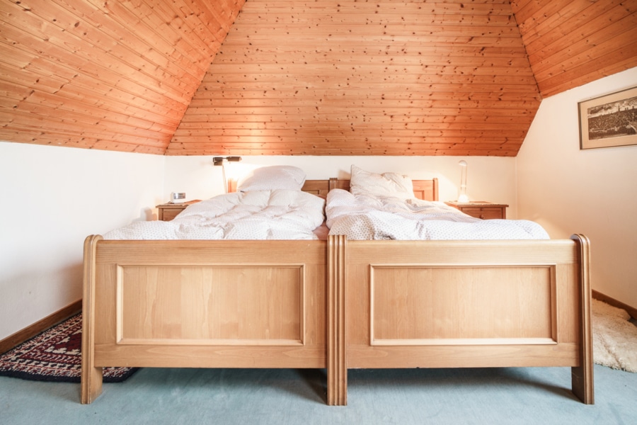 Schlafzimmer 2 OG - Zeitreise mit Stil: Ihr Traumhaus aus den Siebzigern in Ledde's idyllischer Ruhe!