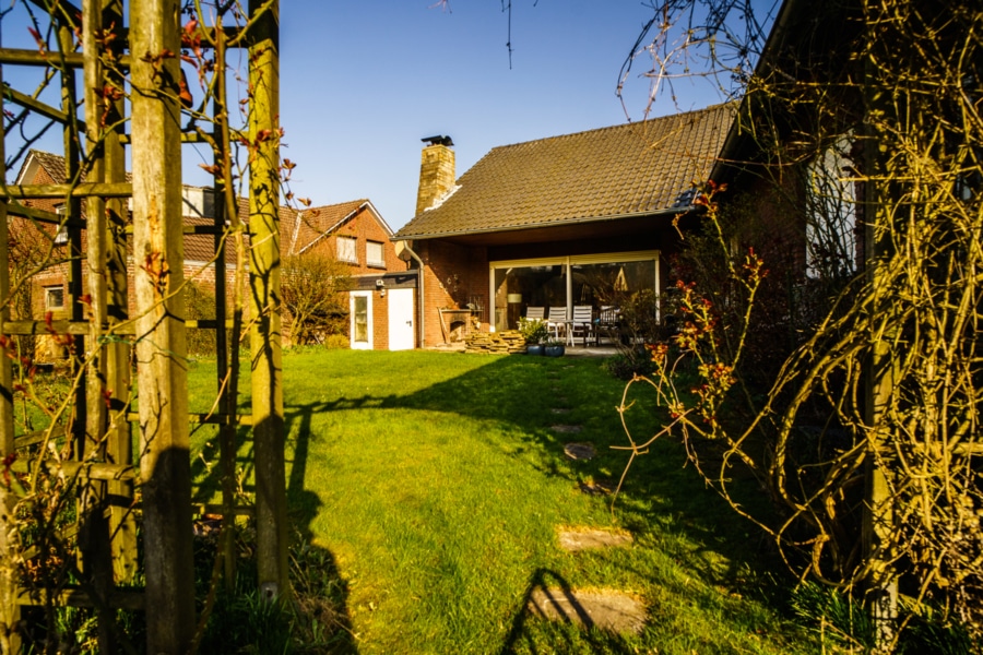 Garten - Zeitreise mit Stil: Ihr Traumhaus aus den Siebzigern in Ledde's idyllischer Ruhe!