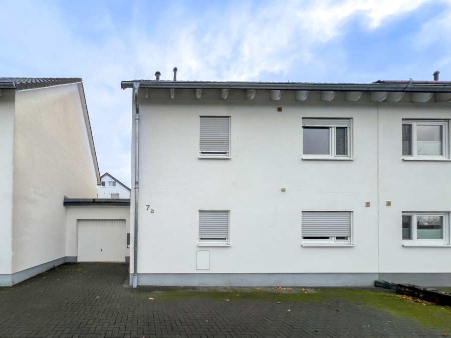 Vorderhaus - Moderne Doppelhaushälfte mit Garten und Garage – Familienfreundlich und Stilvoll