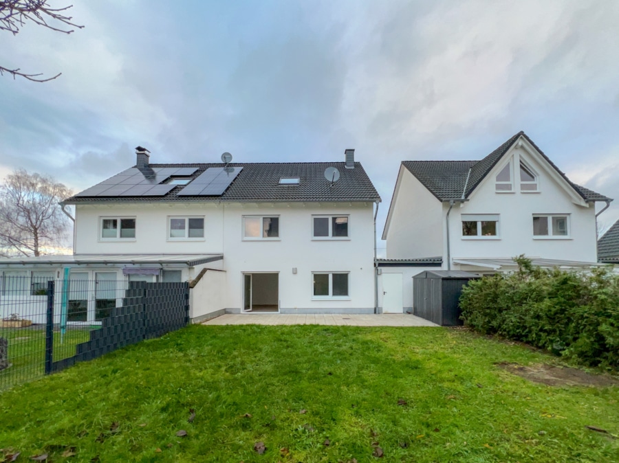 Hinterhaus und Gartenansicht - Moderne Doppelhaushälfte mit Garten und Garage – Familienfreundlich und Stilvoll