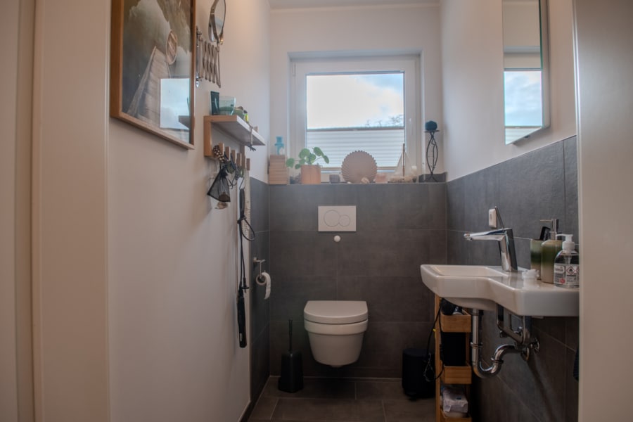 Gäste-WC - Stilvolles Wohnen: Exklusive Dachgeschosswohnung mit Balkon und moderner Ausstattung!