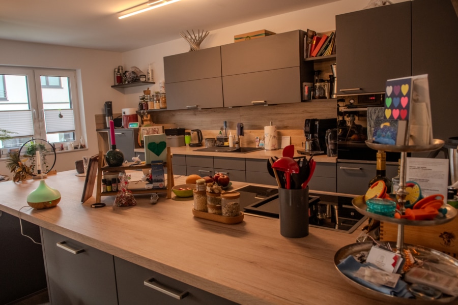 Küche - Stilvolles Wohnen: Exklusive Dachgeschosswohnung mit Balkon und moderner Ausstattung!