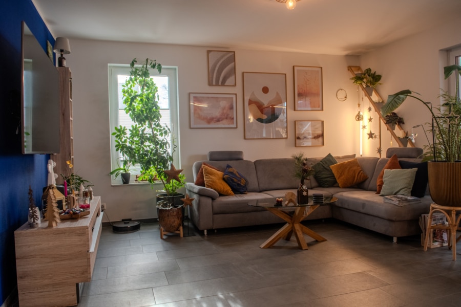 Wohn- und Essbereich - Stilvolles Wohnen: Exklusive Dachgeschosswohnung mit Balkon und moderner Ausstattung!