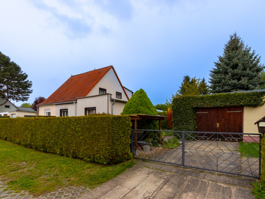 Straßenansicht - Idyllische Oase mit viel Potenzial