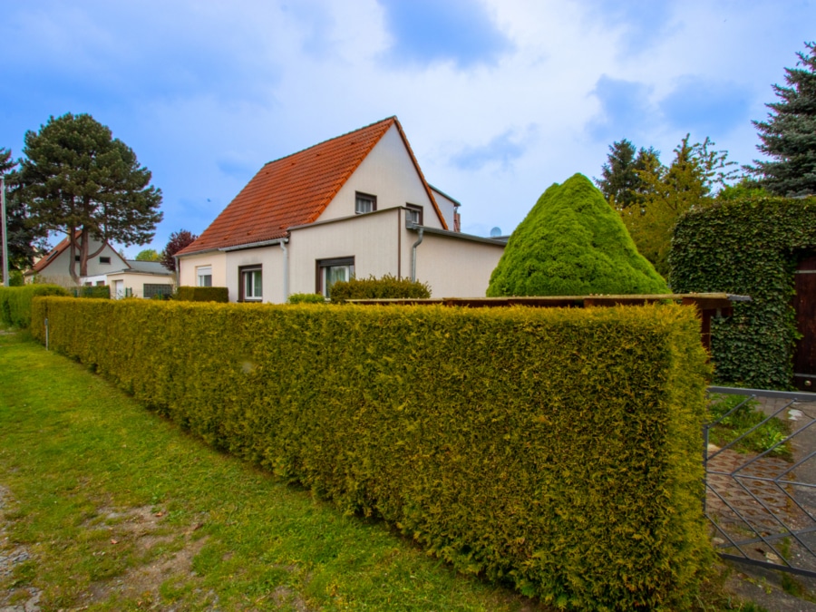 Straßenansicht - Idyllische Oase mit viel Potenzial