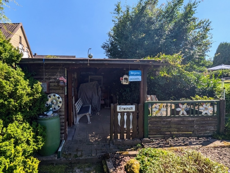 Gartenlaube - Einfamilienhaus in ruhiger Lage mit großem Grundstück - Ideal auch als Zweifamilienhaus