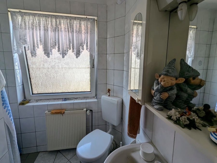 Badezimmer EG - Einfamilienhaus in ruhiger Lage mit großem Grundstück - Ideal auch als Zweifamilienhaus