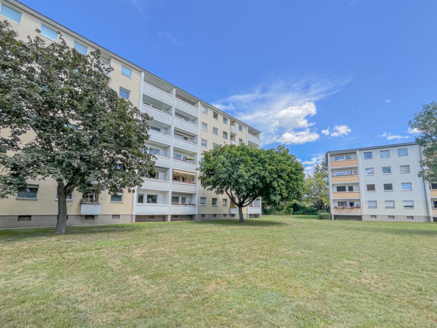 Hinten - Befristet vermietete Wohnung mit Balkon und Renovierungsbedarf