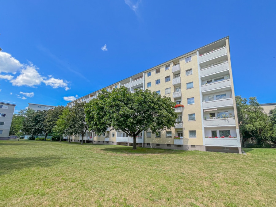 Haus - Befristet vermietete Wohnung mit Balkon und Renovierungsbedarf