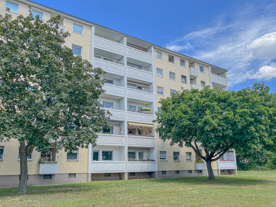 Hintere Ansicht - Befristet vermietete Wohnung mit Balkon und Renovierungsbedarf