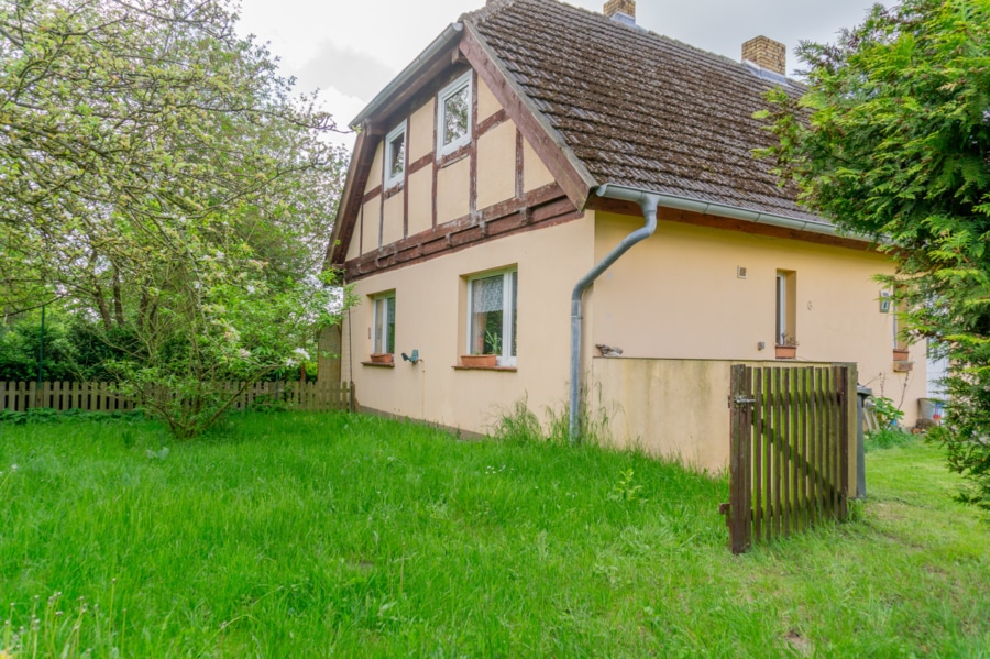 Seitenansicht - Großzügiges Familienparadies in ruhiger Lage bei Dummerstorf – Raum für Träume und Natur