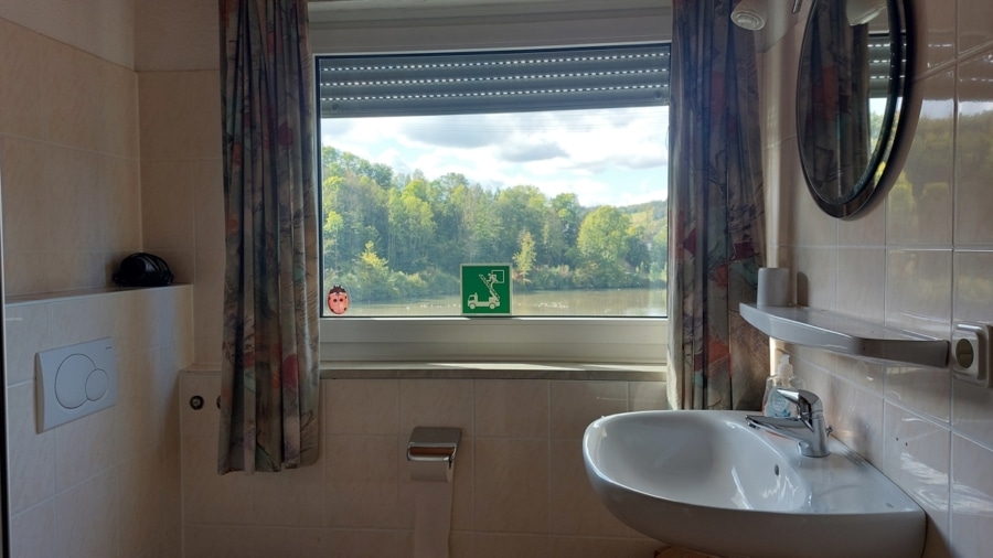 Badezimmer - Wohnhaus mit Gaststube am See