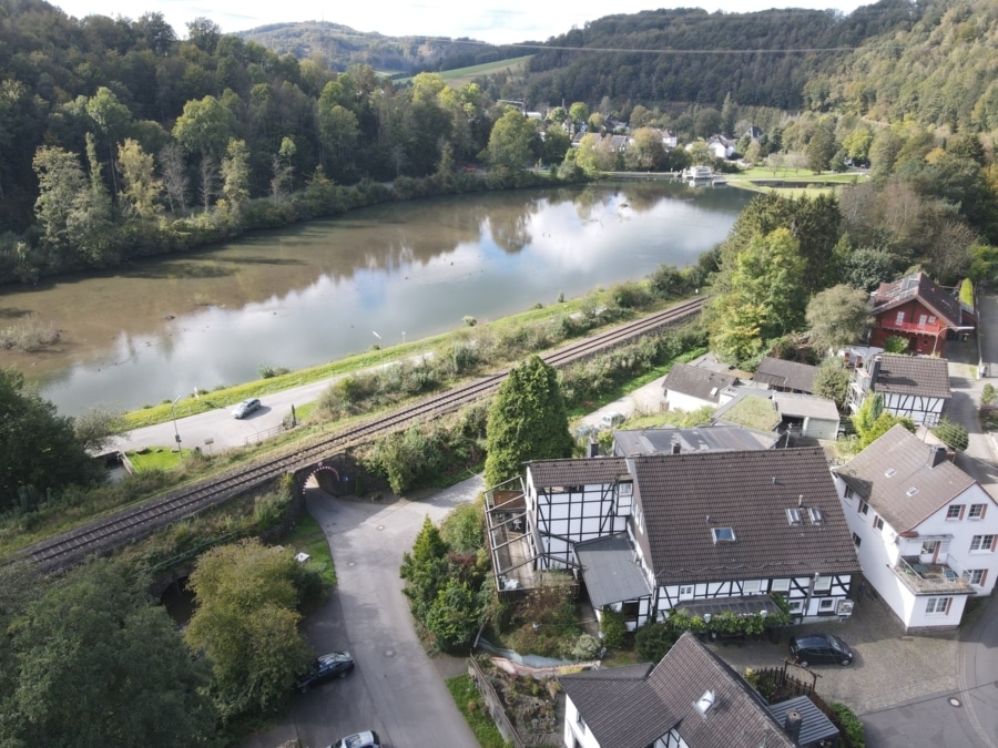 Ansicht - Wohnhaus mit Gaststube am See