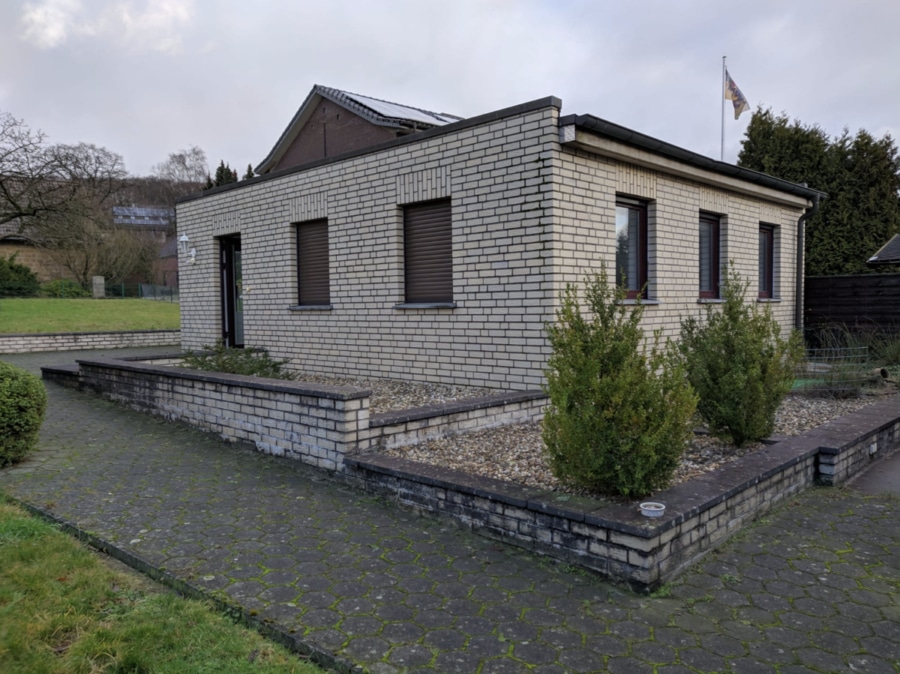 Gebäude / Garage - Attraktives Baugrundstück mit Hanglage und Sanierungsobjekt in Ibbenbüren – Ideal für Ihr Traumhaus!