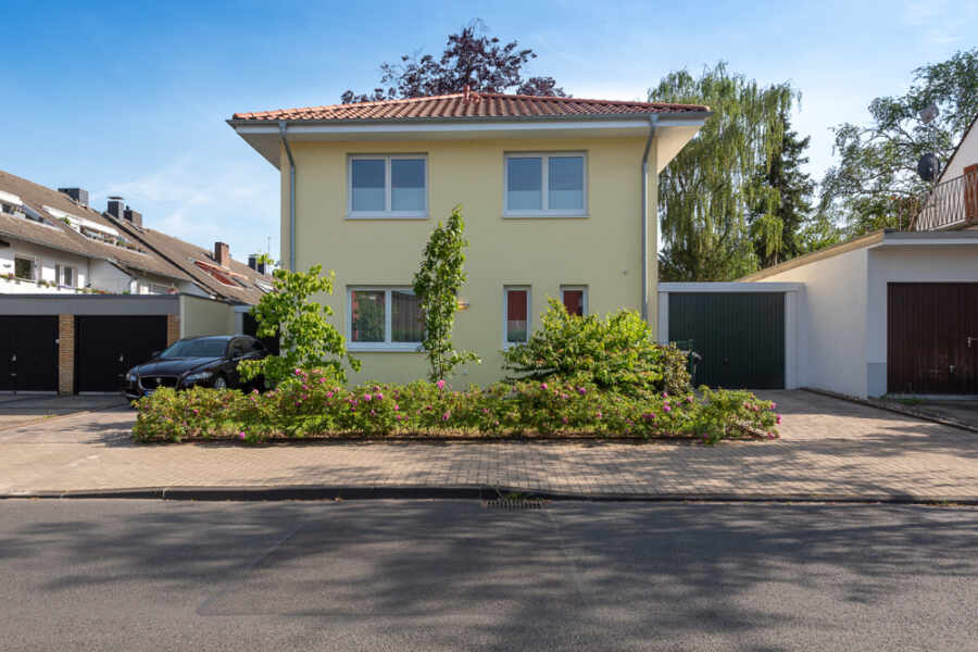 Haus mit zwei Garagen - Juwel in zentraler und ruhiger Lage!