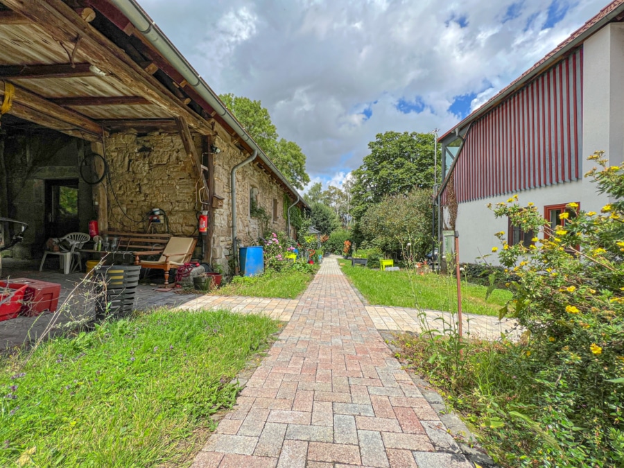 Weg Überblick - Fachwerkhaus mit Mieteinnahmen und Solaranlage, ideal für Wohnen und Gewerbe