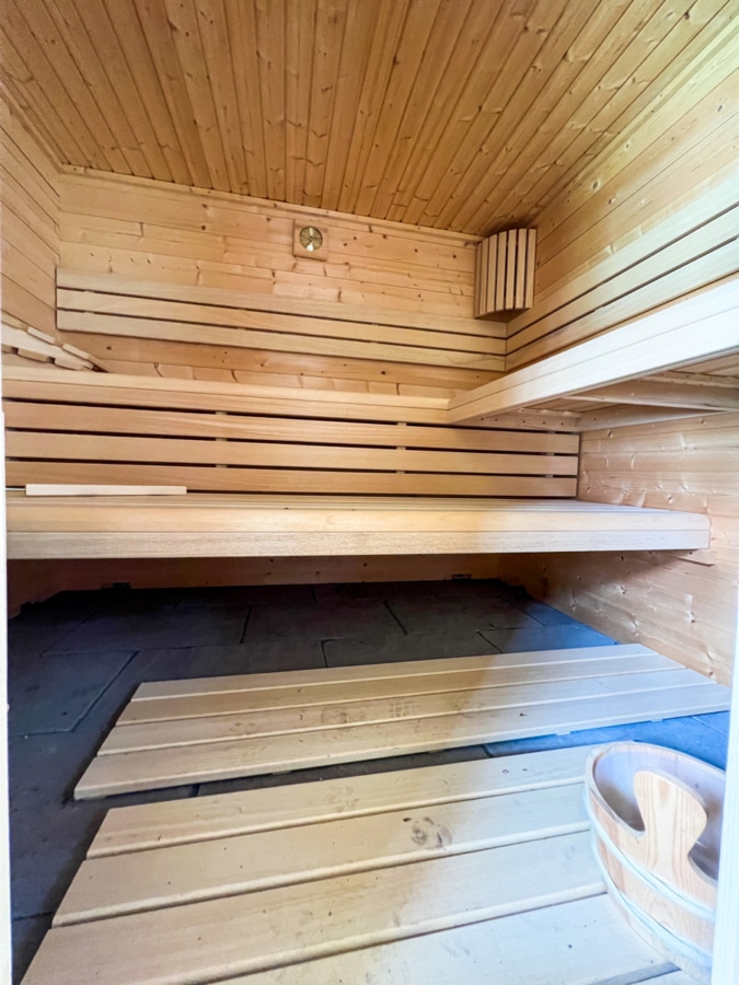 Sauna - Fachwerkhaus mit Mieteinnahmen und Solaranlage, ideal für Wohnen und Gewerbe