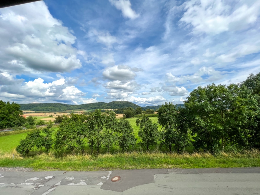 Ausblick auf den Dörnberg - Fachwerkhaus mit Mieteinnahmen und Solaranlage, ideal für Wohnen und Gewerbe