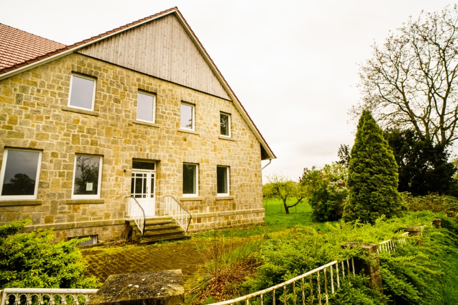 Außenansicht - Idyllisches Wohnen im Grünen: Kernsanierte DG-Wohnung mit ländlichem Ausblick und modernem Komfort!