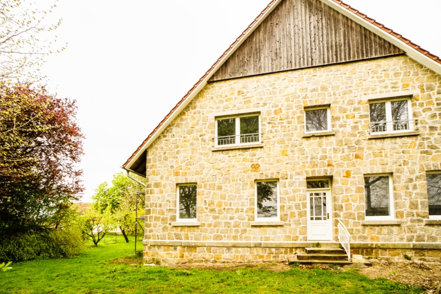 Außenansicht - Idyllisches Wohnen im Grünen: Kernsanierte DG-Wohnung mit ländlichem Ausblick und modernem Komfort!