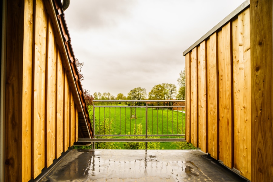 Blick vom Balkon - Idyllisches Wohnen im Grünen: Kernsanierte DG-Wohnung mit ländlichem Ausblick und modernem Komfort!