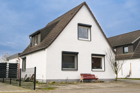 Famili­en­idyll mit großem Garten – Moder­ni­siertes Haus in ruhiger Lage!, 27751 Delmenhorst, Einfamilienhaus