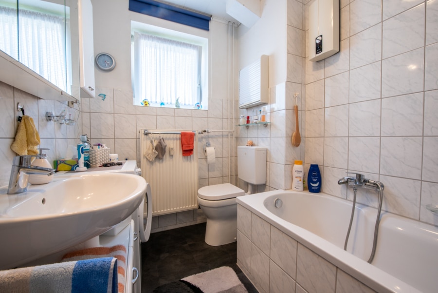 Ansicht Bad mit Wanne EG - Ihr neues Zuhause!