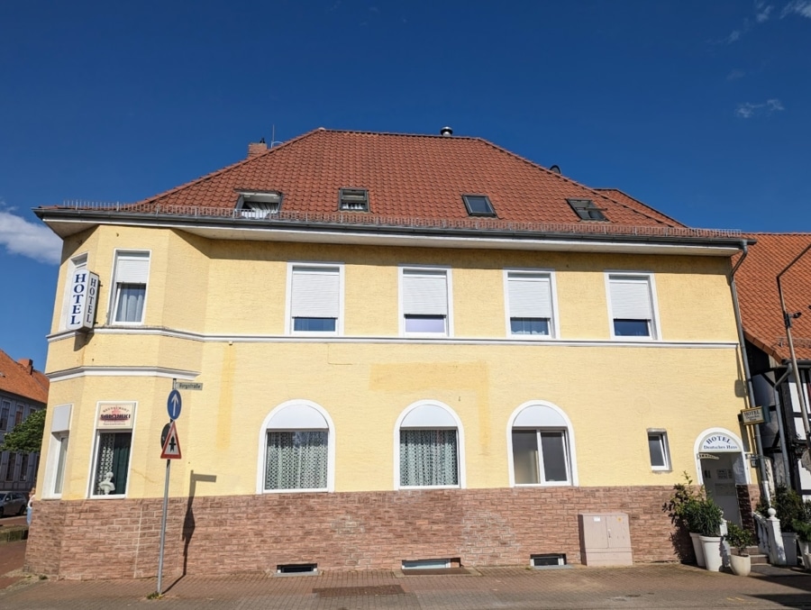 Seitenansicht - Hotel mit Restaurant in Top-Lage am Marktplatz