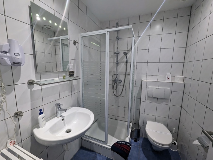 Bad mit Dusche - Hotel mit Restaurant in Top-Lage am Marktplatz