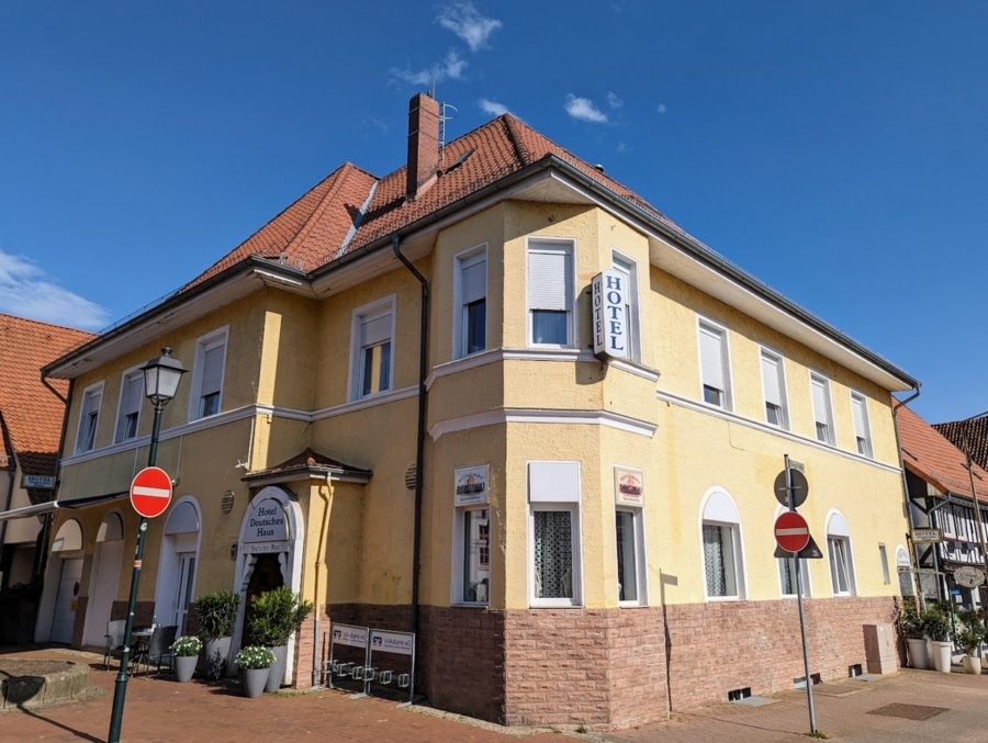 Frontansicht - Hotel mit Restaurant in Top-Lage am Marktplatz