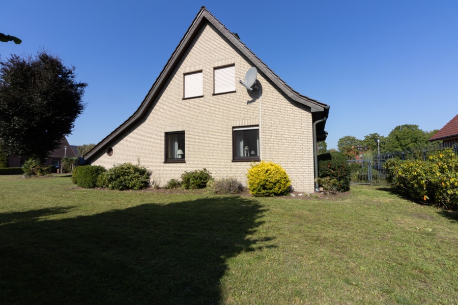 Seitenansicht - Einfamilienhaus mit schönem Eigentumsgrundstück