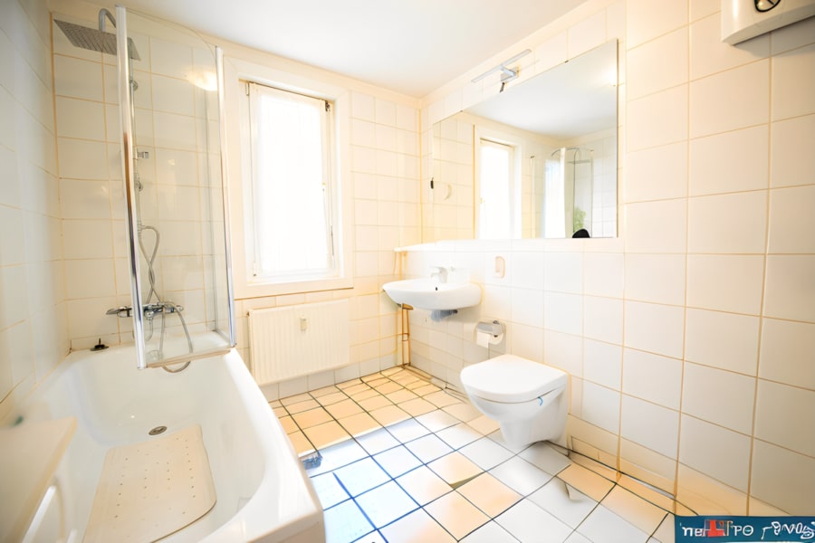 Ansicht Bad mit Wanne - Kapitalanleger aufgepasst! Attraktive Erdgeschosswohnung sucht neuen Besitzer!