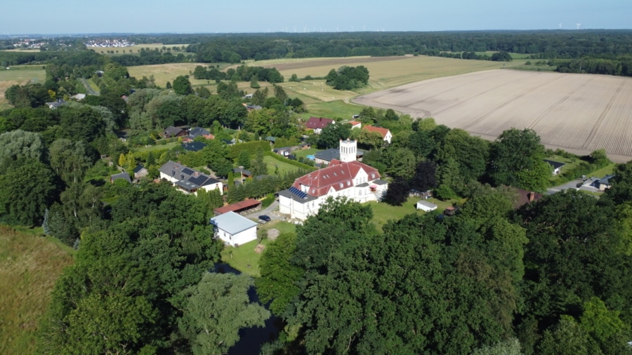 Luftbild - Ein architektonisches Meisterwerk für Liebhaber und Investoren mit Herz, in Wendfeld