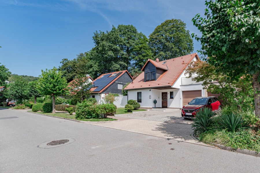 Ansicht Straße - Haus am Baldeneysee mit Garten und Garage!