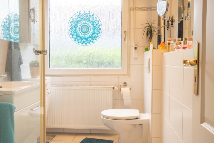 Badezimmer mit Dusche - Gemütliche Erdgeschosswohnung mit Gartenparadies