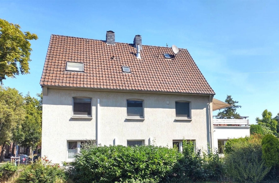 Haus Seitenansicht - Gemütliche Erdgeschosswohnung mit Gartenparadies