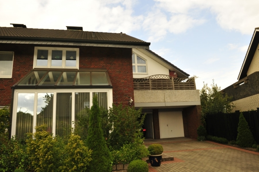 Hausansicht - Mehrgenerationenhaus mit Garten und Dachterrasse